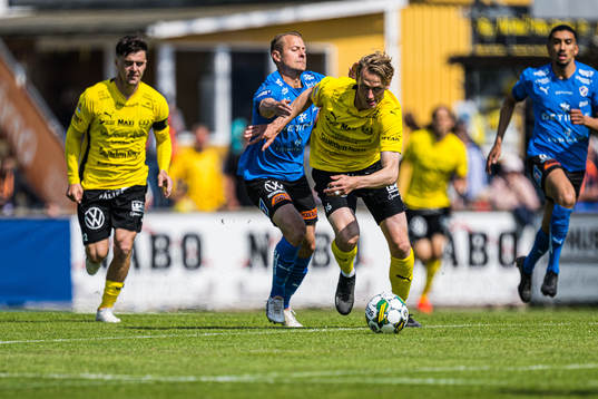 Mjällbys Noah Persson och Halmstads Joel Allansson