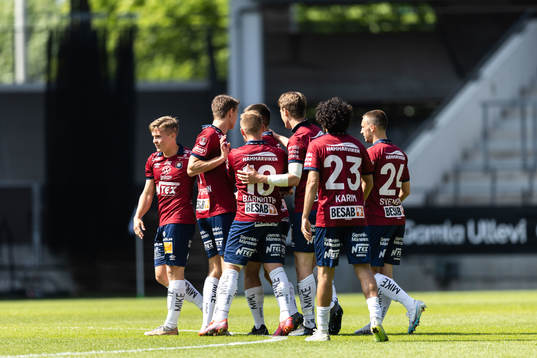Örgrytes Erion Sadiku jublar med lagkamrater