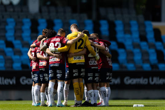 Örgrytes spelare samlade innan fotbollsmatchen i