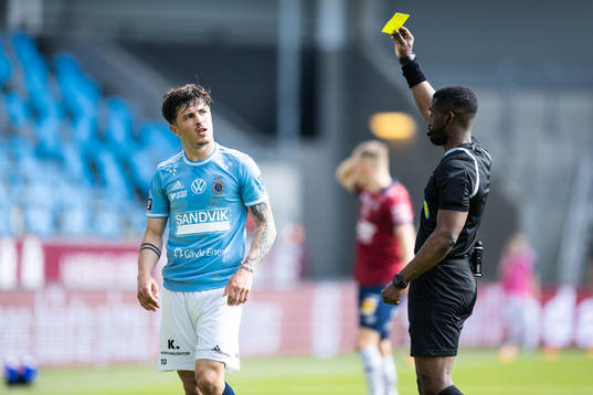 Gefles Antonio Yakoub tilldelas gult kort av Domare Fredrik