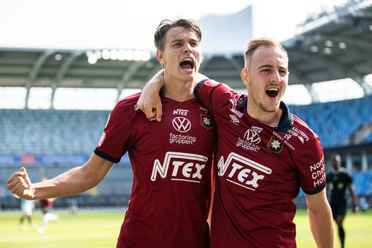 Örgrytes Noah Christoffersson och Amel Mujanic jublar