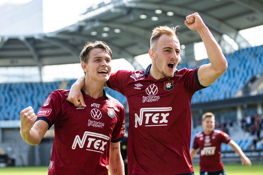 Örgrytes Noah Christoffersson och Amel Mujanic jublar