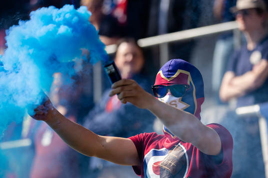 En Örgryte supporter med pyroteknik