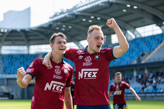Örgrytes Noah Christoffersson jublar ihop med Amel Mujanic