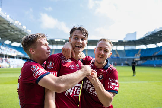 Örgrytes Noah Christoffersson jublar ihop med Isak