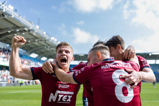 Örgrytes Noah Christoffersson jublar ihop med Isak