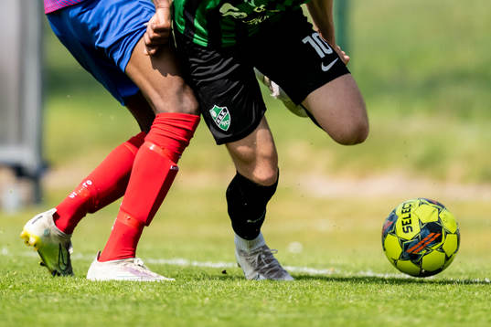 Två spelare i kamp om bollen