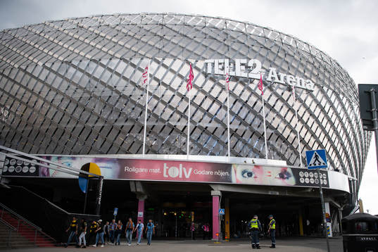 Ordningsvakter och supportrar utanför Tele2 Arena