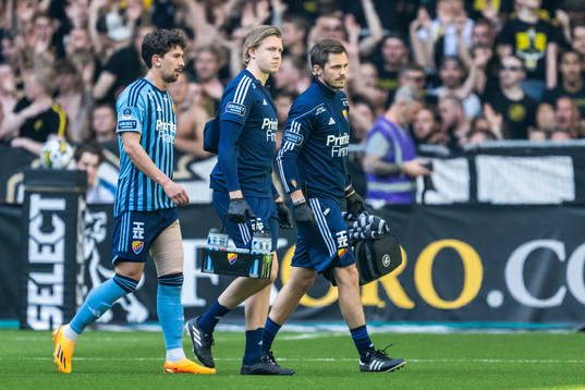 Djurgårdens Gustav Wikheim lämnar planenunder