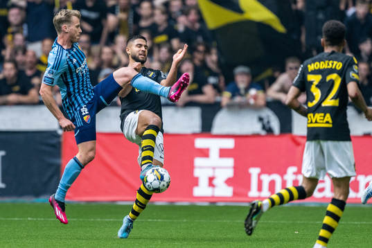 Djurgårdens Rasmus Schuller och AIKs Omar Faraj
