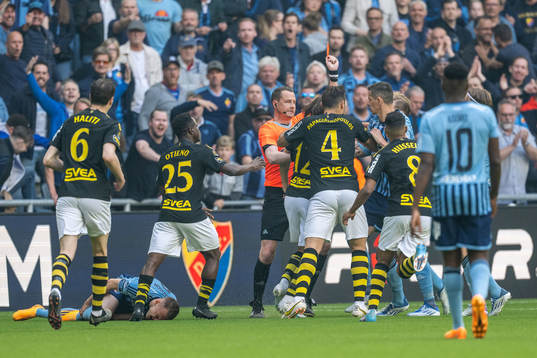 AIKs Axel Björnström och Erick Otieno tilldelas rött kort