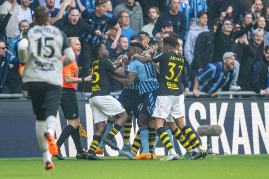 AIKs Erick Otieno och Djurgårdens Joel Asoro i dispyt
