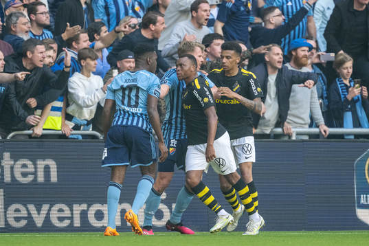 Djurgårdens Joel Asoro och AIKs Erick Otieno och