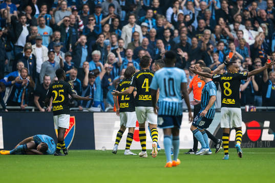 AIKs Axel Björnström och Erick Otieno tilldelas rött kort