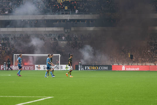 Djurgårdens och AIKs spelare lämnar planen