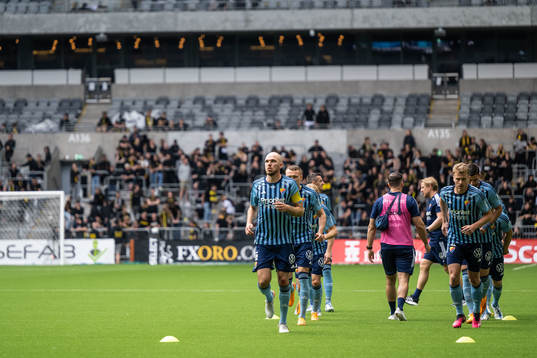 Djurgårdens Marcus Danielson värmer upp