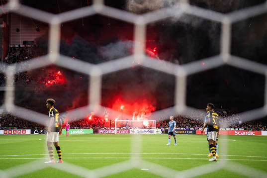AIKs supportrar med bengaliska eldar