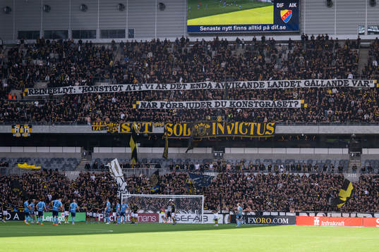 AIKs supportrar med en banderoll
