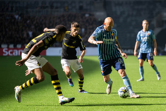 Djurgårdens Magnus Eriksson mot AIKs Rui Modesto och