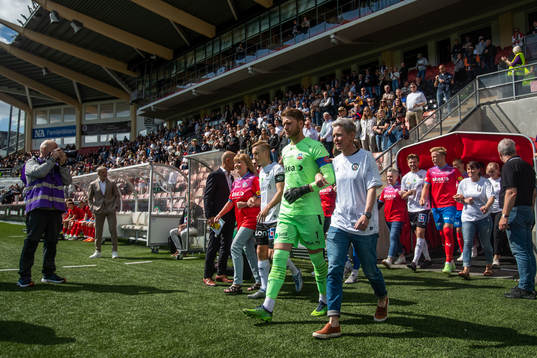 Örebros och Helsingborgs spelare går in med mammor