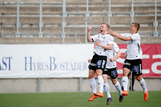 Örebros Valgeir Valgeirsson jublar