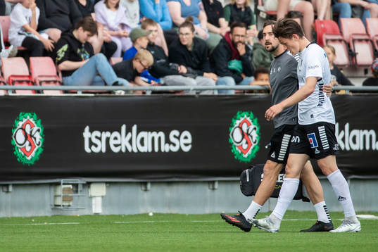 Örebros Niclas Bergmark lämnar planen skadad