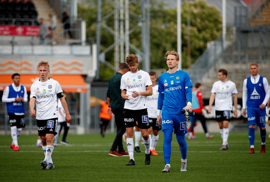 Örebros David Seger och målvakt William Eskelinen deppar