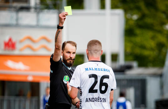 Örebros Axel Oskar Andrésson får gult kort av domaren