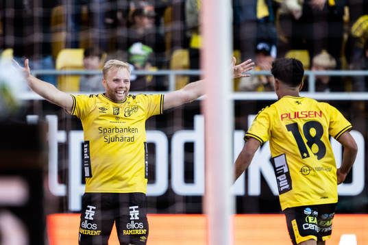 Elfsborgs Sveinn Guðjohnsen och Ahmed Qasem jublar