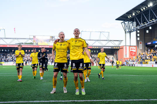 Elfsborgs André Boman och Gustaf Lagerbielke jublar