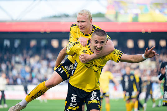 Elfsborgs André Boman och Gustaf Lagerbielke jublar
