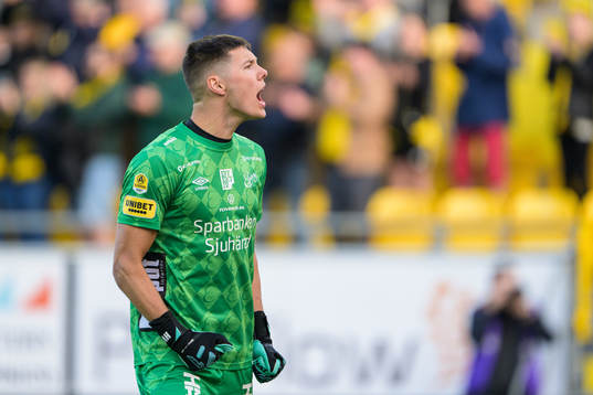 Elfsborgs målvakt Hakon Valdimarsson jublar