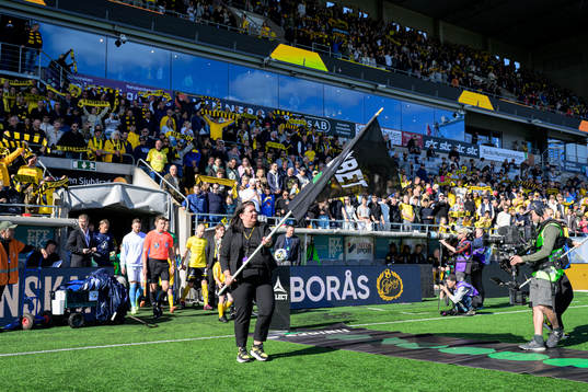 Lagen kommer in på arenan