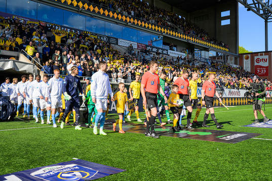 Lagen kommer in på arenan