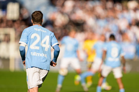 Malmö FFs Lasse Nielsen (rygg mot kameran)