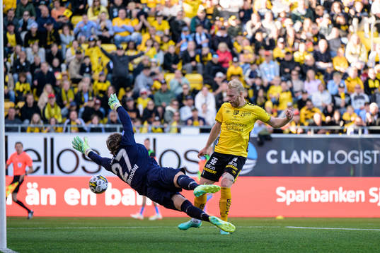 Elfsborgs Sveinn Guðjohnsen gör 1-0 bakom Malmö FFs