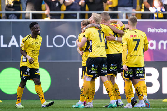 Elfsborgs Michael Baidoo jublar med övriga spelare