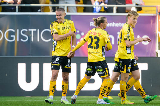 Elfsborgs Gustaf Lagerbielke jublar med övriga spelare
