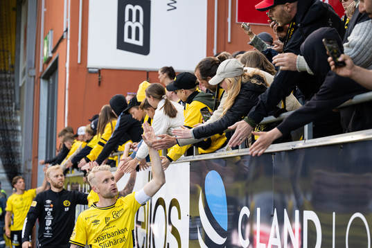 Elfsborgs spelare med Johan Larsson i spetsen tackar