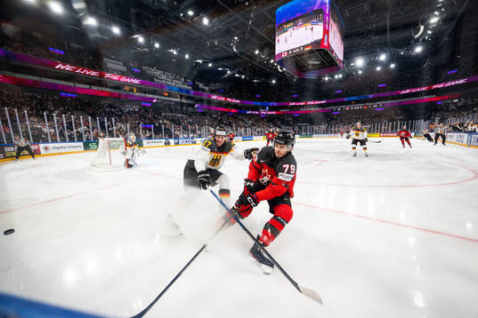 Maksymilian Szuber of Germany and Samuel Blais of Canada