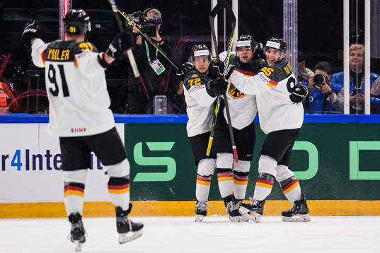 Moritz Müller, Dominik Kahun, John Peterka and Frederik