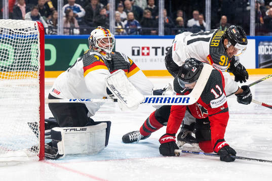 Goaltender Mathias Niederberger and Moritz Müller of