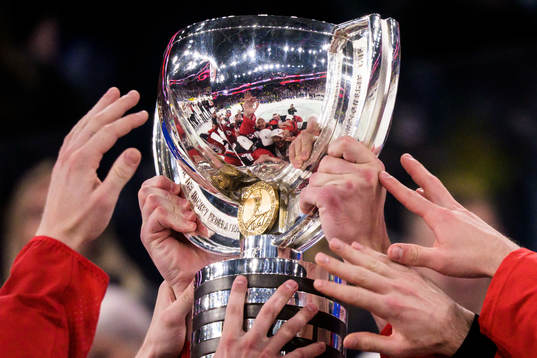 Players of Canada hoist the winner’s trophy