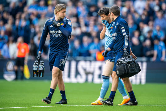 Djurgårdens Gustav Wikheim lämnar planen skadad