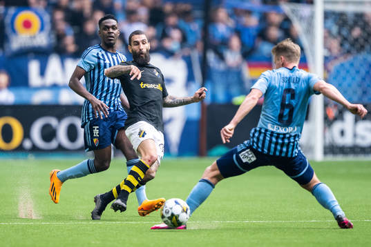 AIKs Jimmy Durmaz  och Djurgårdens Joel Asoro och Rasmus