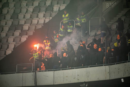 Ordningsvakt får en bengal kastad på sig