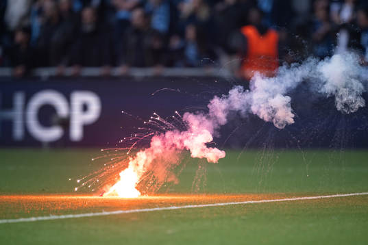 En bengal kastas in på planen