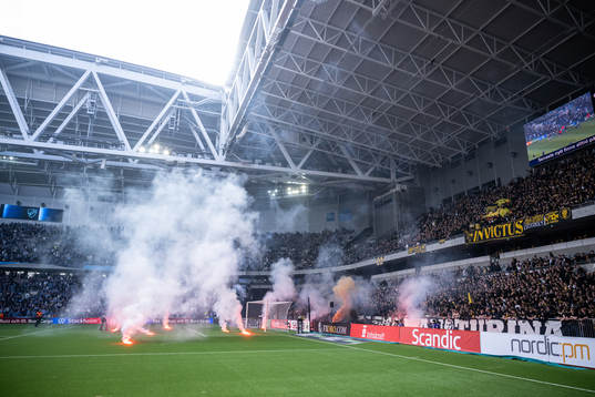 Bengaler kastas in från AIKs läktare