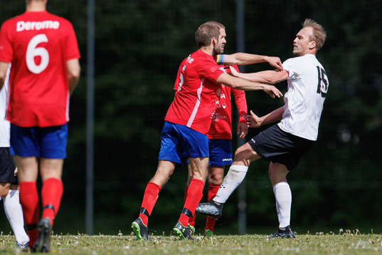 Derome-Åsklosters Marcus Karlberg knuffar Galtabäcks