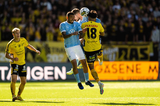 Malmö FFs Sergio Pena och Lasse Nielsen i nickduell med